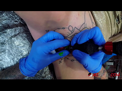 ❤️ Extreem getatoeëerde hottie Sully Savage kreeg een tatoeage op haar clitoris ☑ Super porn at nl.hentaiser.ru